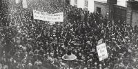 Arbejdsløse demonstrerer foran Folketinget i Fredericiagade i 1918
