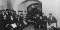 Arbejdsløse læser aviser på arbejdsanvisningen i Guldbergsgade i 1904